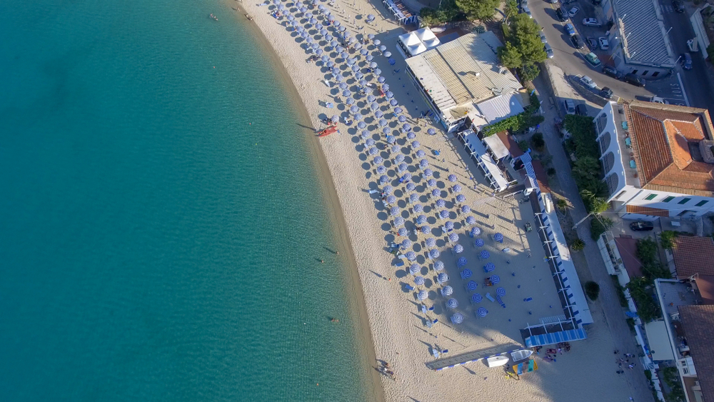 Una striscia di sabbia bianca incastonata tra due scogliere: a 10 km da Catanzaro, questa spiaggia è tra le più belle della Calabria