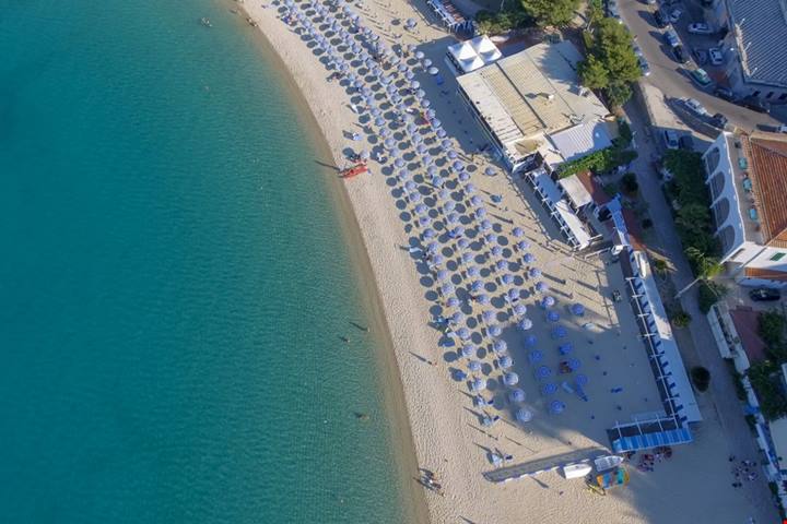 Una striscia di sabbia bianca incastonata tra due scogliere: a 10 km da Catanzaro, questa spiaggia è tra le più belle della Calabria