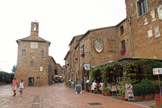 Piazza del Pretorio Piazza del Pretorio InnaFelker / Shutterstock.com 