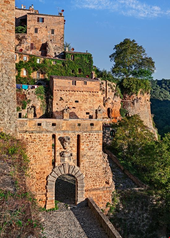 Mura di Sorano Mura di Sorano ermess / Shutterstock.com 