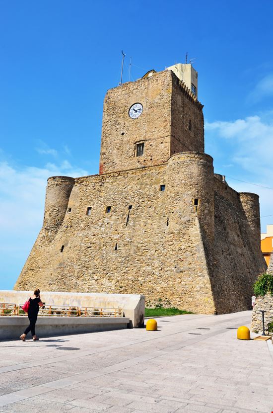 Castello Svevo Castello Svevo maudanros / Shutterstock.com 