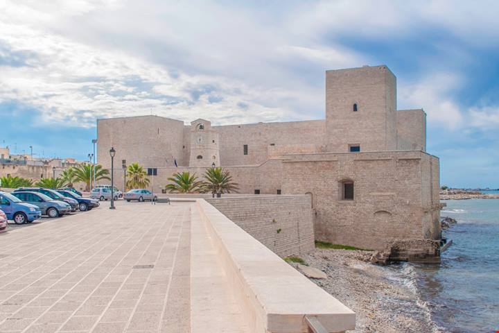 Sembra uscito da un racconto di battaglie medievali e invece esiste ed è in Italia: questo castello veglia da secoli le acque del suo mare