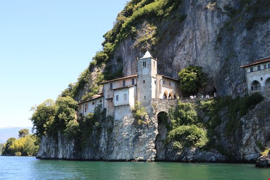 Eremo di Santa Caterina del Sasso Il santuario sul Lago Maggiore LEphotoart.com - P.Grassi / Shutterstock.com 