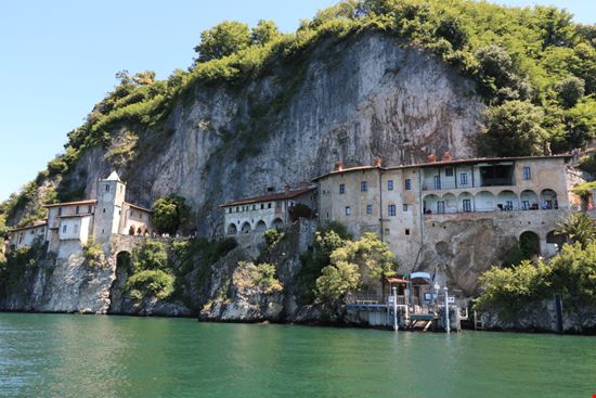 Eremo di Santa Caterina del Sasso Il santuario sul Lago Maggiore LEphotoart.com - P.Grassi / Shutterstock.com 