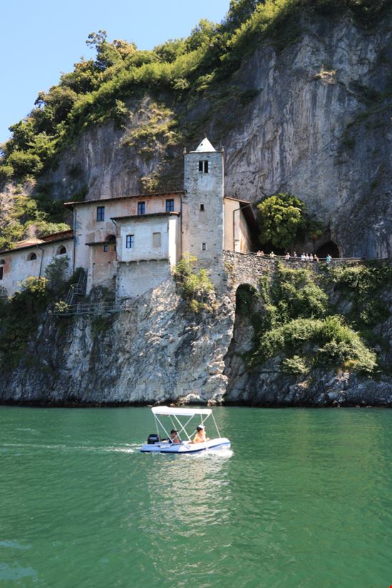 Eremo di Santa Caterina del Sasso Il santuario sul Lago Maggiore LEphotoart.com - P.Grassi / Shutterstock.com 