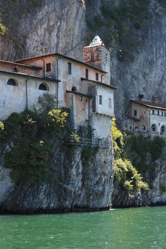 Eremo di Santa Caterina del Sasso Il santuario sul Lago Maggiore LEphotoart.com - P.Grassi / Shutterstock.com 
