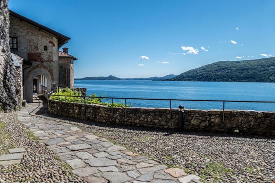 Eremo di Santa Caterina del Sasso Il santuario sul Lago Maggiore AlePana / Shutterstock.com 