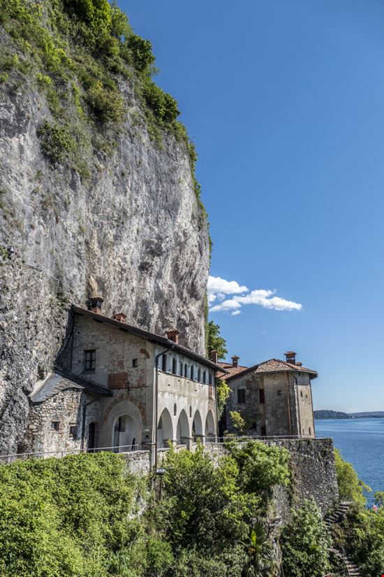 Eremo di Santa Caterina del Sasso Il santuario sul Lago Maggiore AlePana / Shutterstock.com 