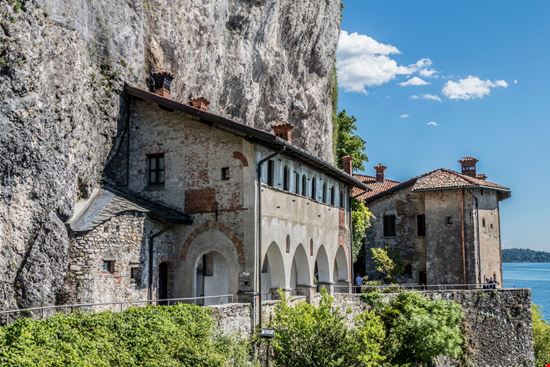 Eremo di Santa Caterina del Sasso Il santuario sul Lago Maggiore AlePana / Shutterstock.com 