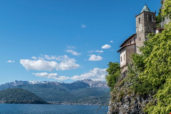 Eremo di Santa Caterina del Sasso Il santuario sul Lago Maggiore AlePana / Shutterstock.com 