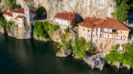 Eremo di Santa Caterina del Sasso Il santuario sul Lago Maggiore Stefano Tammaro 