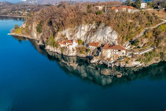 Eremo di Santa Caterina del Sasso Il santuario del lago Maggiore elesi - Shutterstock.com 
