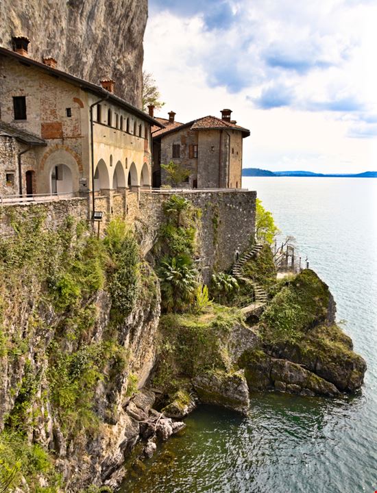 Eremo di Santa Caterina del Sasso Il santuario del lago Maggiore Marco Fine - Shutterstock.com 
