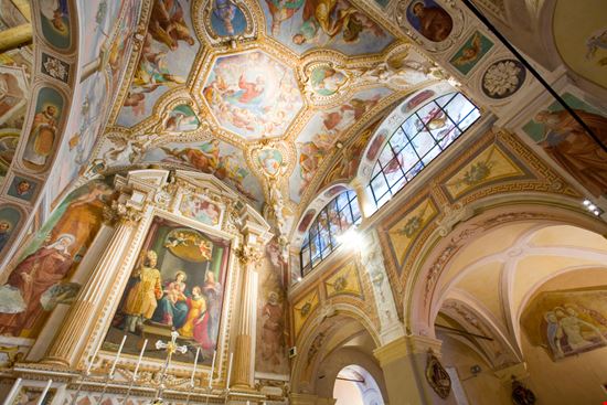 Eremo di Santa Caterina del Sasso Il santuario del lago Maggiore Natursports / Shutterstock.com 