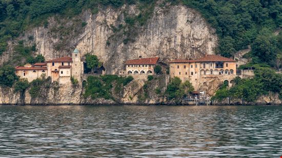 Eremo di Santa Caterina del Sasso Il santuario del lago Maggiore Marco Taliani de Marchio - Shutterstock.com 