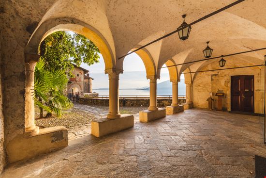Eremo di Santa Caterina del Sasso Il santuario del lago Maggiore EyesTravelling - Shutterstock.com 