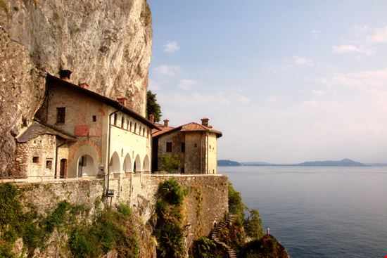 Eremo di Santa Caterina del Sasso Il santuario del lago Maggiore manuk R - Shutterstock.com 