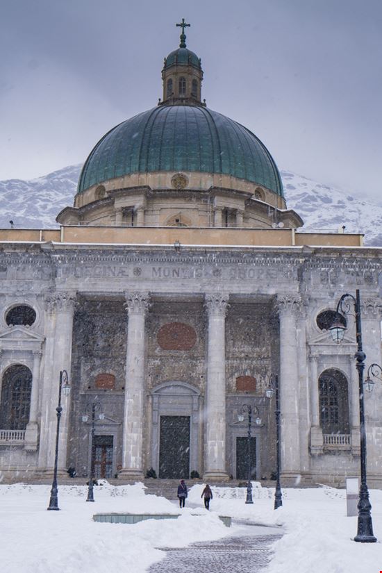 Il Santuario di Oropa Il santuario tra le Alpi robertonencini - Shutterstock.com 