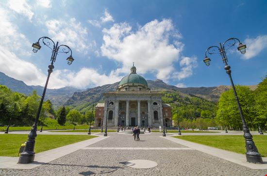Il Santuario di Oropa Il santuario tra le Alpi illpaxphotomatic - Shutterstock.com 