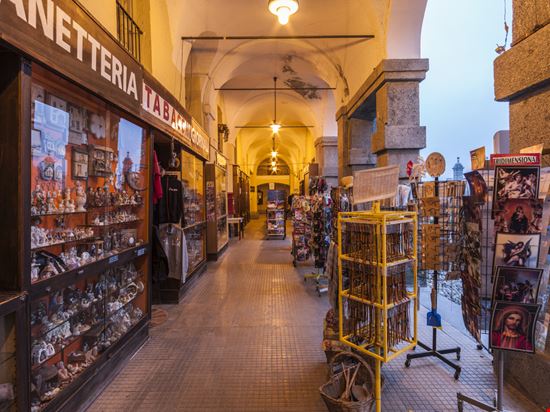 Il Santuario di Oropa Il santuario tra le Alpi Michele Vacchiano / Shutterstock.com 