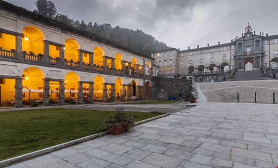 Il Santuario di Oropa Il santuario tra le Alpi Michele Vacchiano / Shutterstock.com 