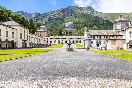 Il Santuario di Oropa Il santuario tra le Alpi elitravo - Shutterstock.com 