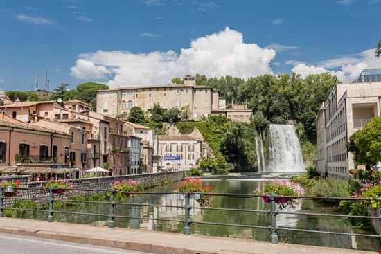 Isola del Liri Cascata Grande DinoPh / Shutterstock.com 