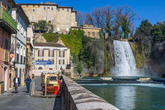 Isola del Liri Cascata Grande Massimo Salesi / Shutterstock.com 