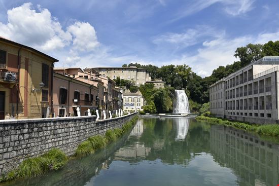 Isola del Liri Cascata Grande Giambattista Lazazzera / Shutterstock.com 