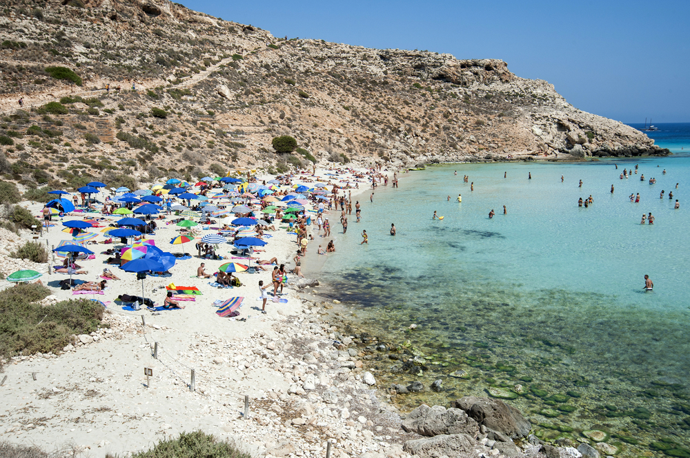 Dalla spiaggia-cratere alla scalinata bianca sul mare: sono queste le 10 spiagge da non perdere quest'estate in Sicilia