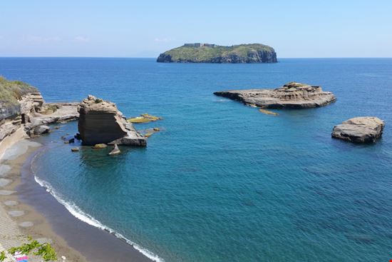 Isola di Santo Stefano La piccola 'isola-carcere' DinoPh - Shutterstock.com 