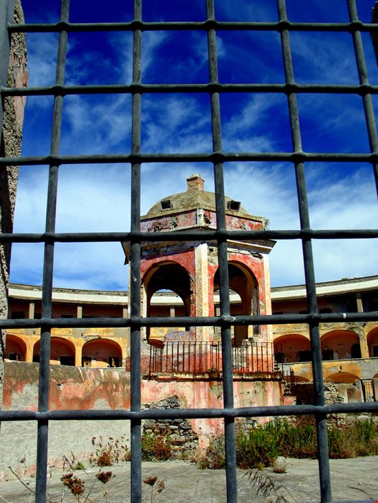 Isola di Santo Stefano La piccola 'isola-carcere' Stefano Batistini - Shutterstock.com 