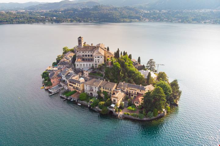 Intorno al Lago d'Orta si nasconde il perfetto itinerario da fare a inizio autunno tra foliage e colori incredibili