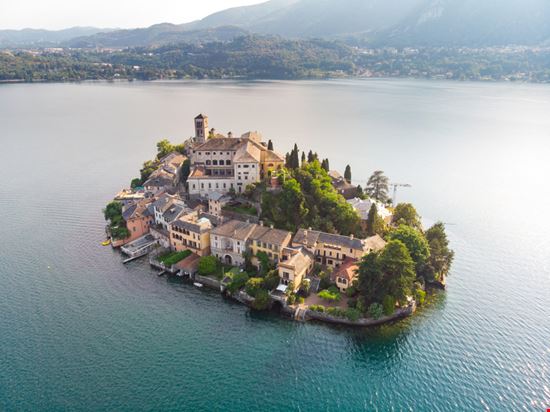 Isola di San Giulio Orta San Giulio The Gate Agency - Shutterstock.com 