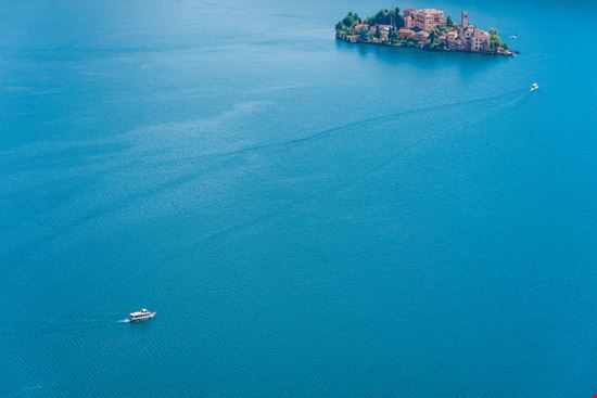 Isola di San Giulio Orta San Giulio Niccolo Bertoldi - Shutterstock.com 