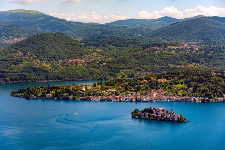 Emergono dal blu delle acque come dei piccoli miraggi: sono italiane le isole sui laghi più belle d'Europa