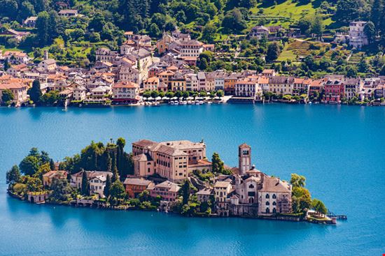 Isola di San Giulio Orta San Giulio Niccolo Bertoldi - Shutterstock.com 