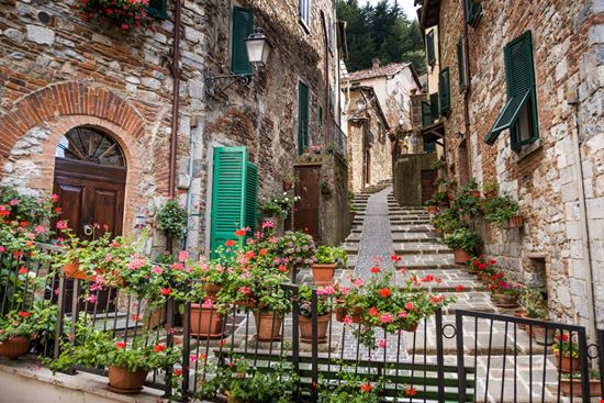 Montieri Montieri robertonencini - Shutterstock.com 
