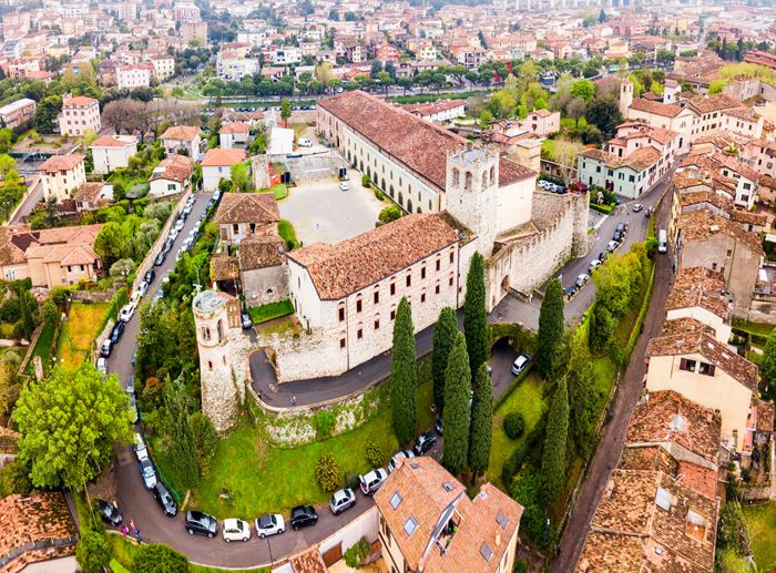 castello - Desenzano del Garda - saiko3p - Istockphoto.com