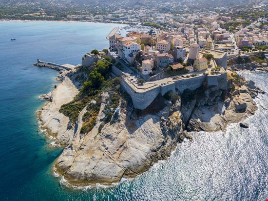 Calvi Calvi Naeblys - Shutterstock.com 