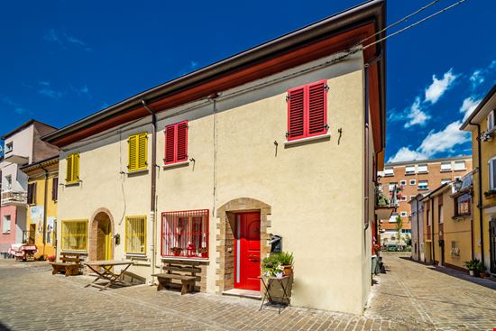 Borgo San Giuliano Borgo San Giuliano GoneWithTheWind - Shutterstock.com 