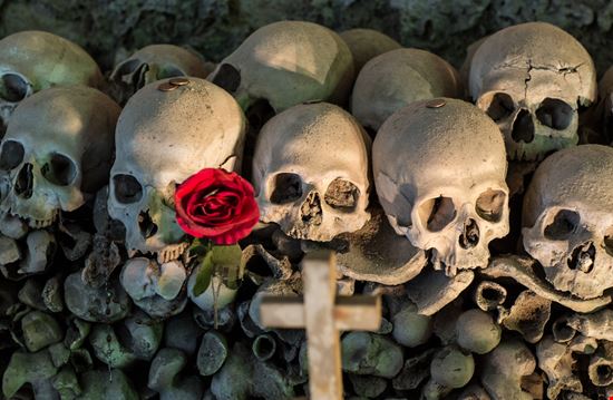 Cimitero delle Fontanelle Cimitero delle Fontanelle Sviluppo - Shutterstock.com 