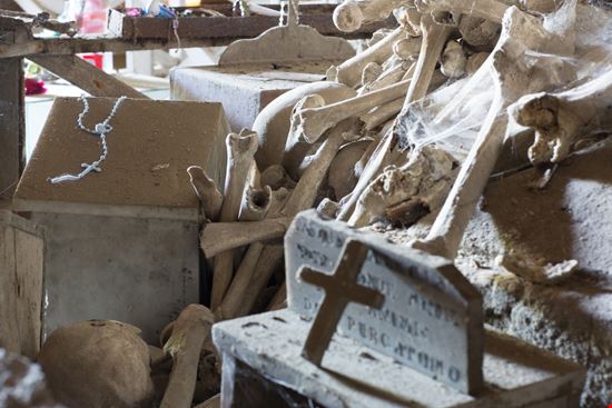 Cimitero delle Fontanelle Cimitero delle Fontanelle Sviluppo - Shutterstock.com 