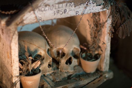 Cimitero delle Fontanelle Cimitero delle Fontanelle Sviluppo - Shutterstock.com 