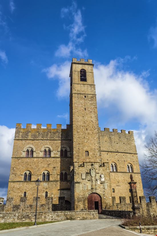 Castello dei Conti Guidi Castello dei Conti Guidi Magati / Shutterstock.com 