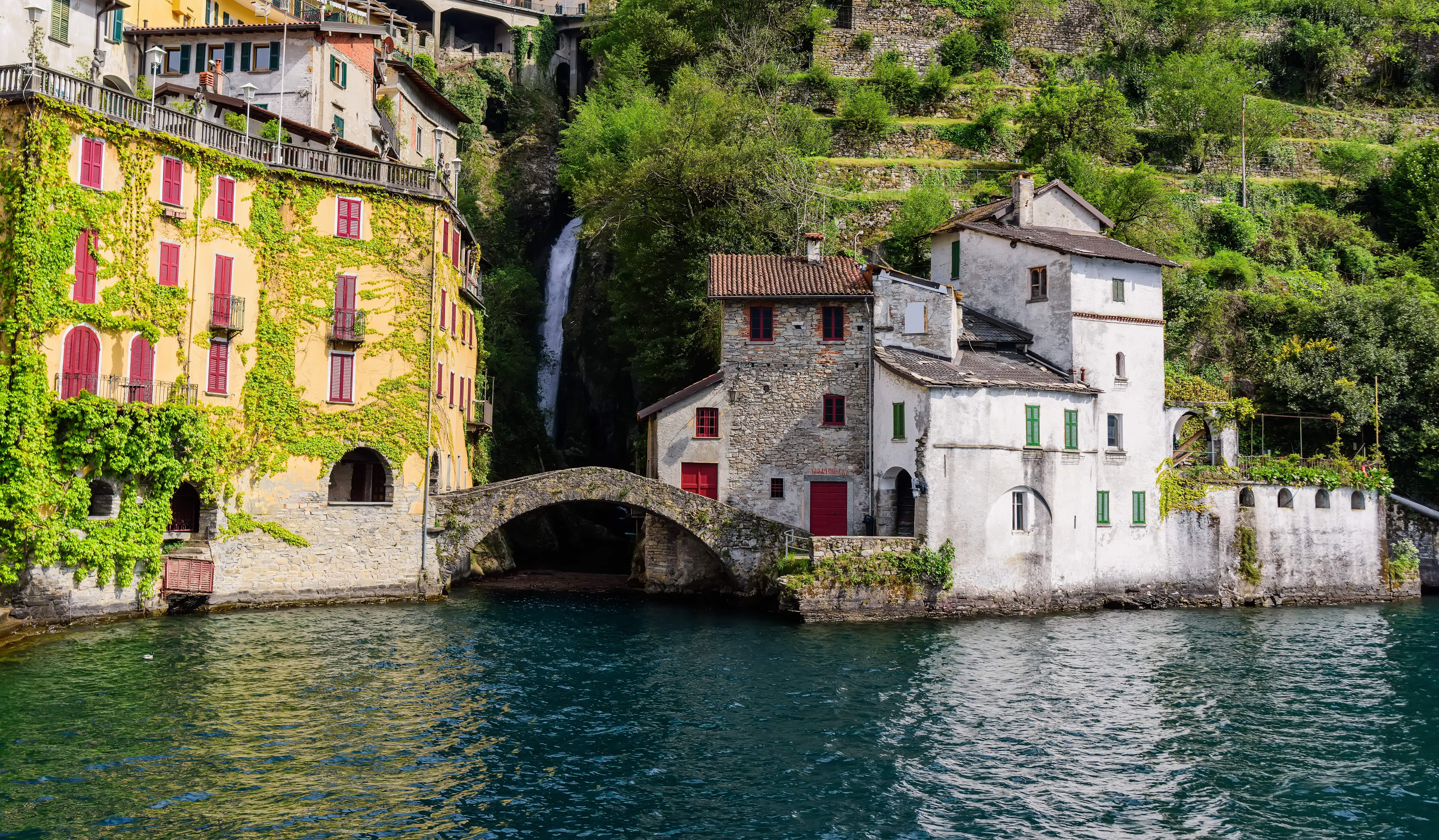 È il borgo dell'orrido più bello del Lago di Como: ecco perché questo posticino incantato sospeso sull'acqua è il tesoro di primavera che stavi cercando