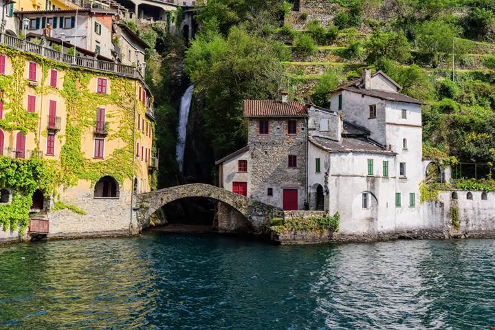 È il borgo dell'orrido più bello del Lago di Como: ecco perché questo posticino incantato sospeso sull'acqua è il tesoro di primavera che stavi cercando