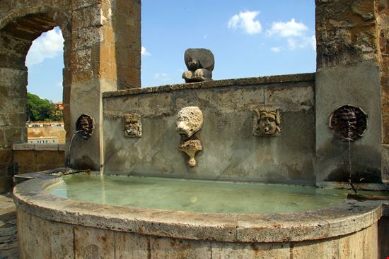 Pitigliano Fontana medicea stock.adobe.com 