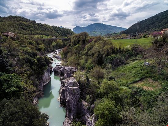 La Gola del Furlo Il canyon delle Marche stock.adobe.com 