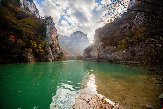 La Gola del Furlo Il canyon delle Marche stock.adobe.com 